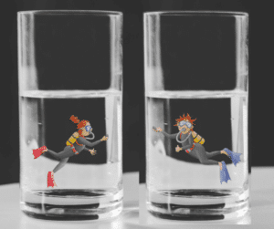 Dos buceadores en vasos de agua
